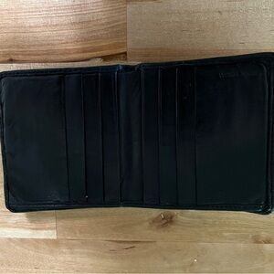 Geoffrey Beene 100% Genuine leather wallet that is in black color.